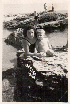 Бабушка Этель Янкелевна Беленькая, в девичестве Зельцер, и моя мама Инна, пляж на 8-й Фонтана, 1949 год