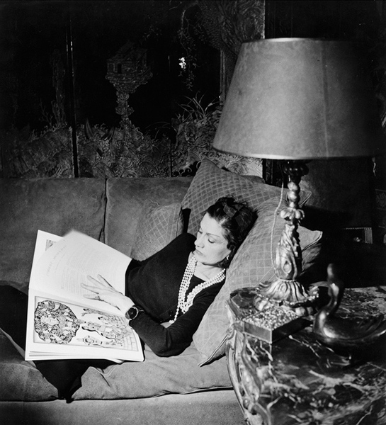 Шанель в своей гостиной, 1937 год. Фото Jean Moral © Brigitte Moral