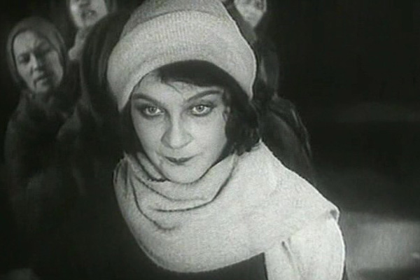 Кадр из фильма «Девушка с коробкой»