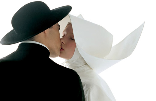 фотографию, на которой целуются монахиня и католический священник, ее автора Ольвьеро Тоскани обвинили в глумлении над католической верой