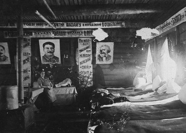Внутренний интерьер дома заключенных ГУЛАГ, 1936-1937 годов