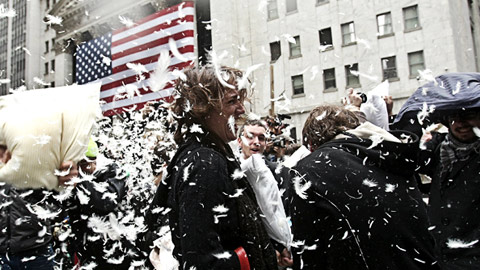 Битва подушками на Уолл-стрит, премьера «Бумажного солдата»