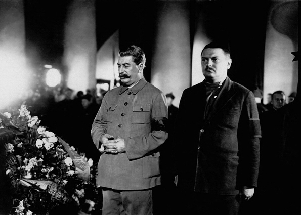 Иосиф Сталин и Андрей Жданов у гроба Сергея Кирова, 6 декабря 1934 года