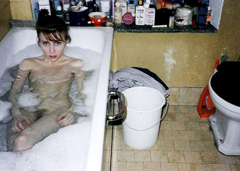 Аннелиз Стрба сняла свою 12-летнюю дочь Соню обнаженной в ванне. После этого фотографа долго обвиняли в педофилических наклонностях, но суд ее оправдал