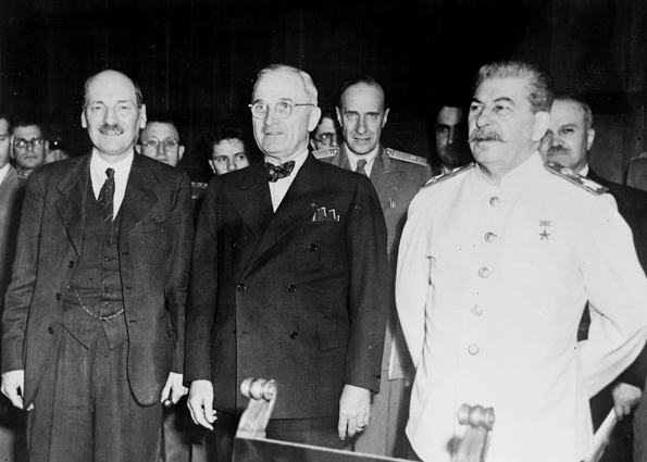 Новая «большая тройка» впервые встретится на Потсдамской конференции в Потсдаме, Германия. Слева направо: новый премьер-министр Великобритании Клемент Эттли, президент Гарри Трумэн и премьер-министр СССР Иосиф Сталин, 29 июля 1945 года