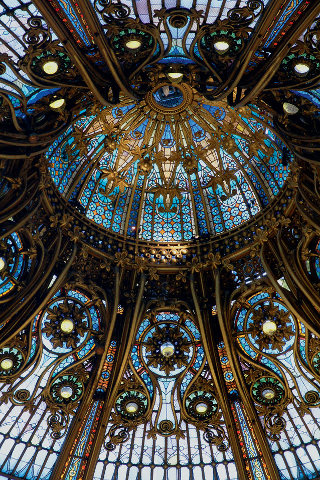 Стеклянный купол в Galeries Lafayette работы Фердинана Шаню, 1912 г. Его невозможно было бы создать без использования стальных конструкций – одной из главных технологических инноваций рубежа веков
