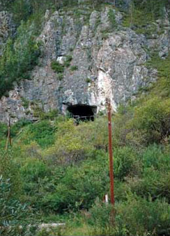 Пещера Денисова на Алтае – давний объект исследований; в ней находят множество костей древних животных, человека же нашли впервые