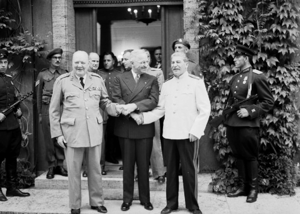 Премьер-министр Уинстон Черчилль, президент Гарри Трумэн и маршал Иосиф Сталин пожимают друг другу руки после конференции на последней встрече «большой тройки» в этом составе, 23 июля 1945 года