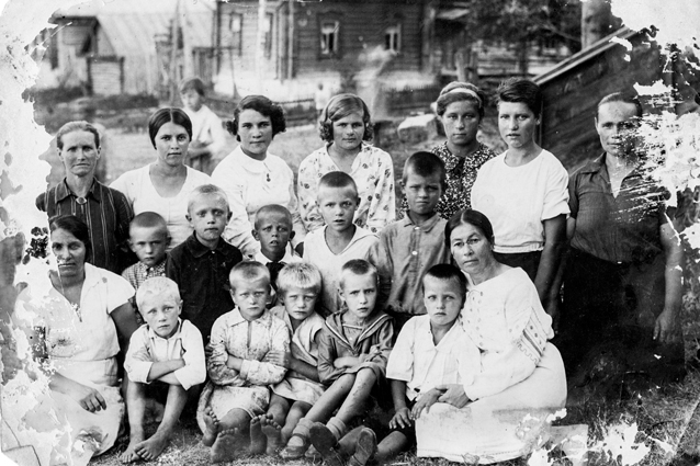 Татьяна Михайловна Губина (вторая слева в верхнем ряду), дети и сотрудники детсада