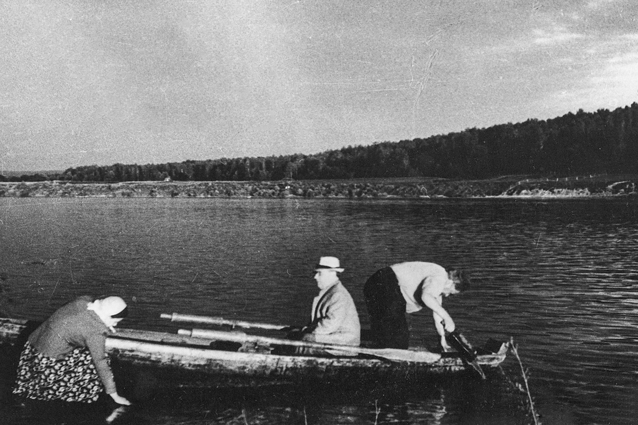 Сейчас Заболоцкий выйдет из лодки. Фото из фондов музейно-краеведческого центра «Дом Позняковых», Таруса