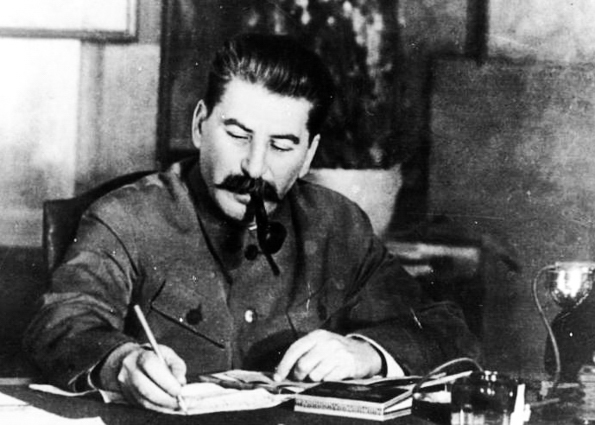 «Дружба со Сталиным — залог победы, мира и будущего», — говорится в призыве правительства Германской Демократической Республики по случаю 70-й годовщины со дня рождения генералиссимуса Сталина, 21 декабря 1949 года