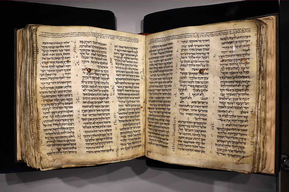 Sotheby's представит древнееврейскую Библию стоимостью в 50 млн долларов