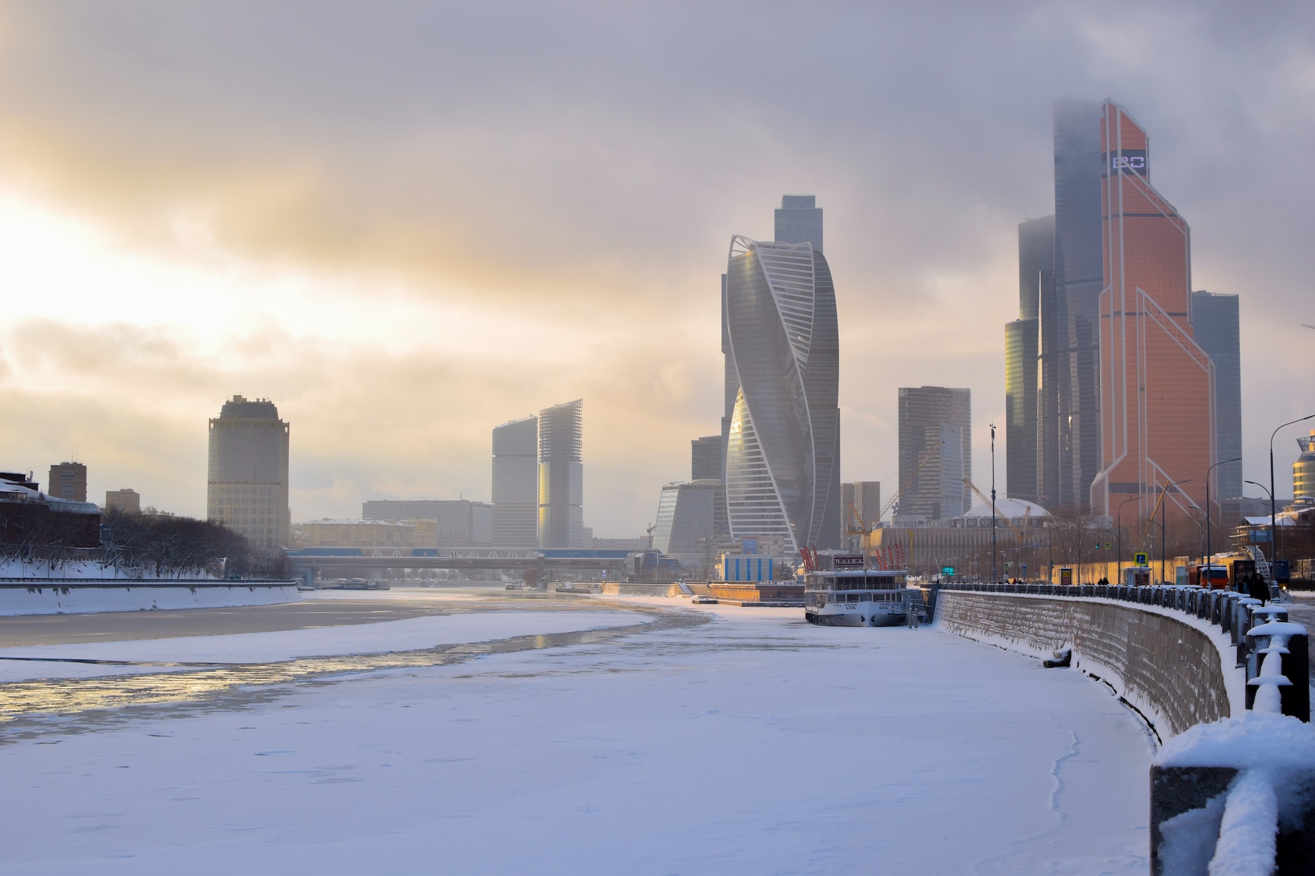 Погода декабрь 2023 в москве и московской. Москва Сити. Москва Сити 8к. Москва Сити зимой. Заснеженная Москва Сити.