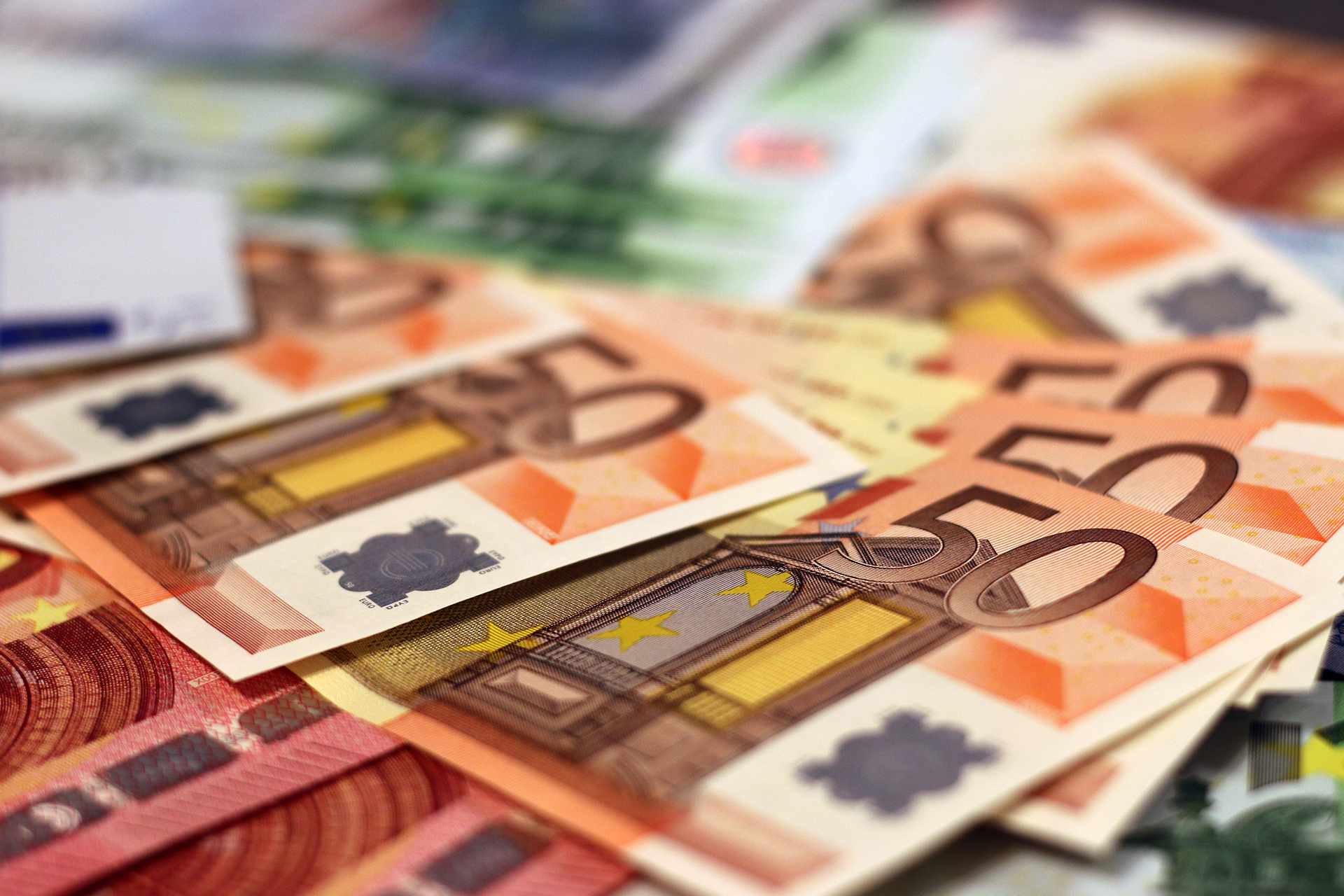 Европейский центробанк решил поменять дизайн евро, а «Сноб» — проверить ваши (и свои) знания о том, что и почему изображают на купюрах. Тест
