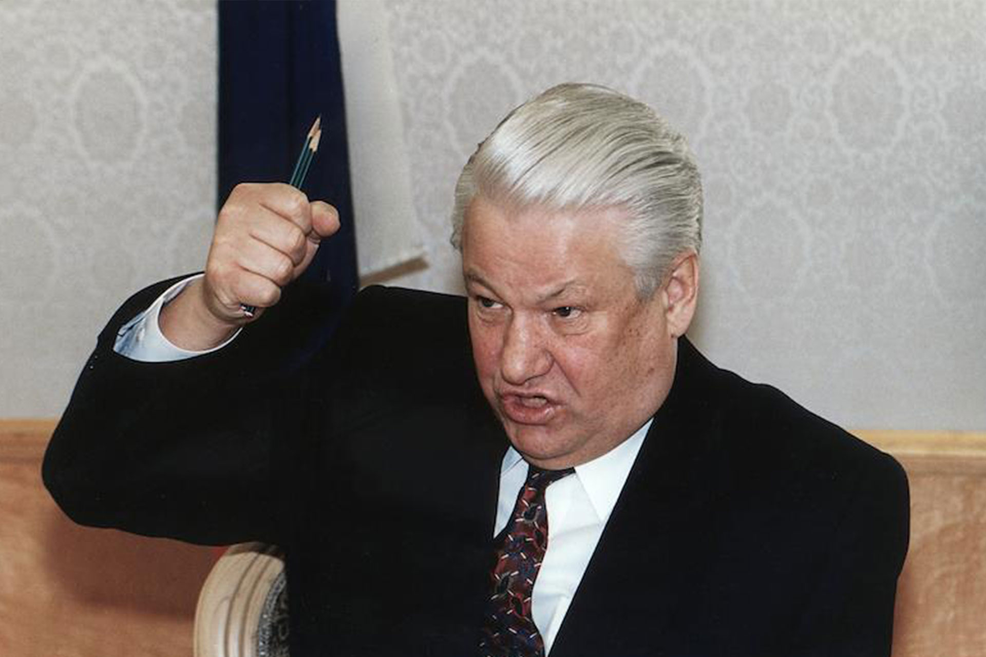 Борис Ельцин подписывает