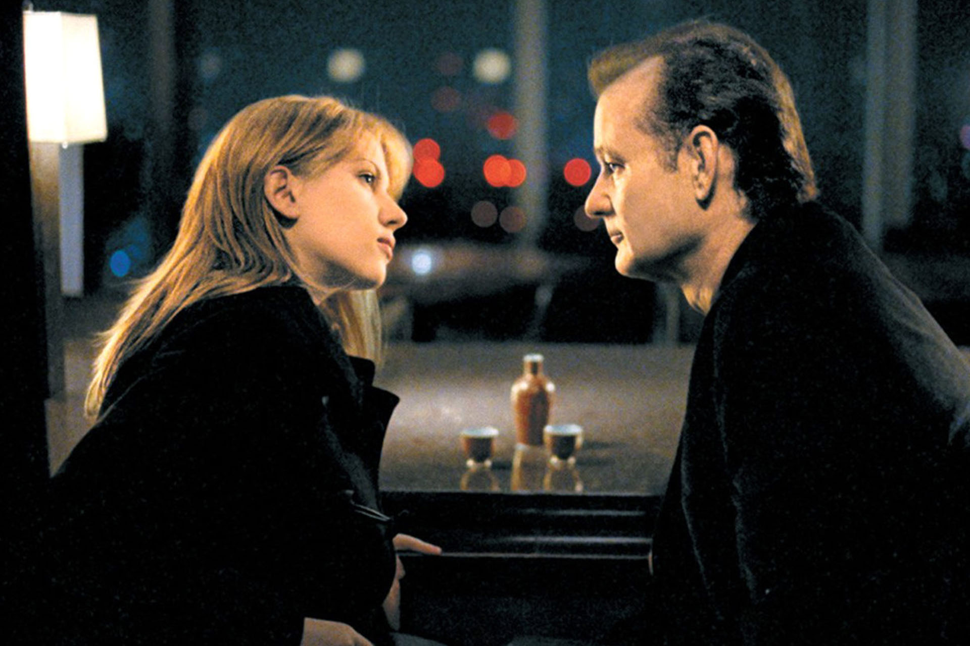 2003 перевод. Билл Мюррей и Скарлетт Йоханссон. Lost in translation фильм. Lost in translation 2003. Скарлетт Йоханссон и Билл Мюррей фильм.