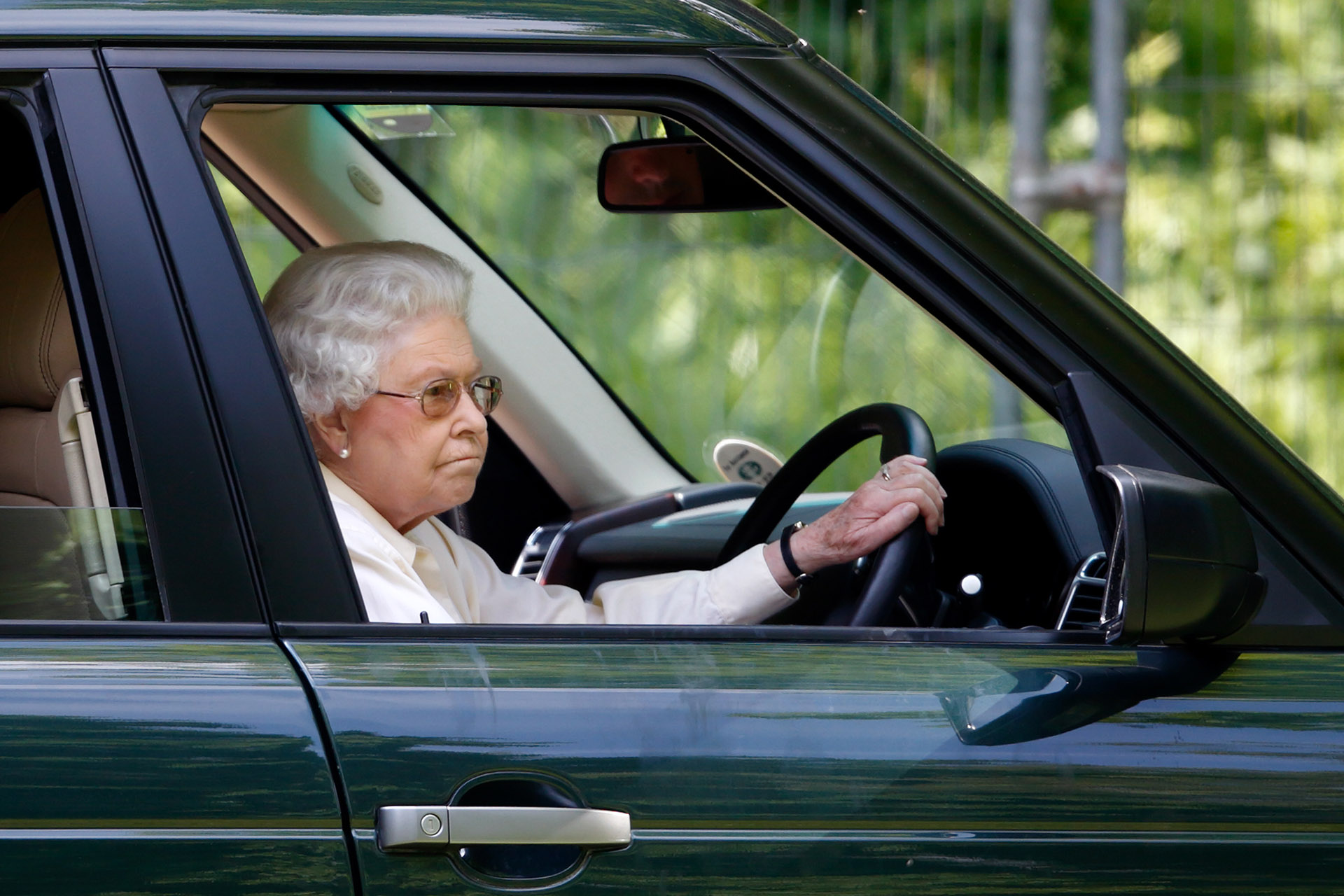 Has she have a car. Королева Елизавета 2 за рулем. Королева Елизавета на Рендж Ровер. Королева Англии за рулем Рендж ровера. Королева Елизавета за рулем range Rover.