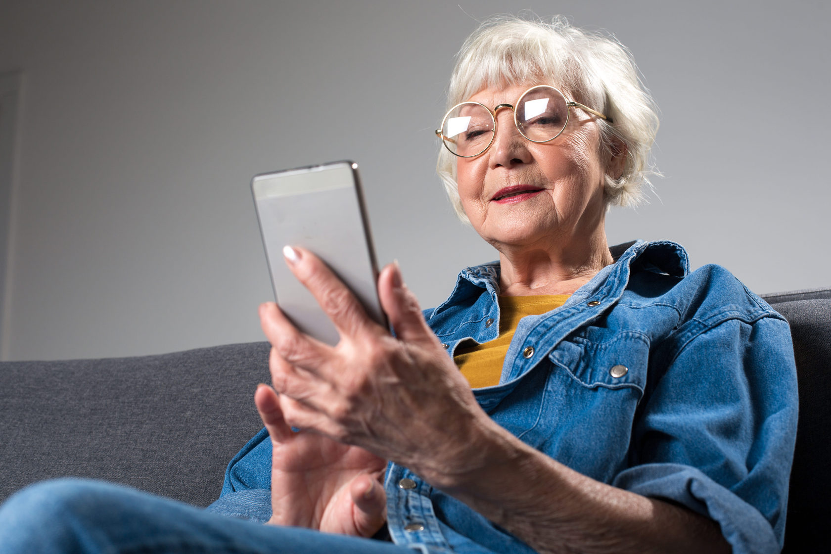 Пенсионерка т. Бабушка со смартфоном. Смартфон для пенсионеров. Пенсионерка с телефоном. Современная бабушка.