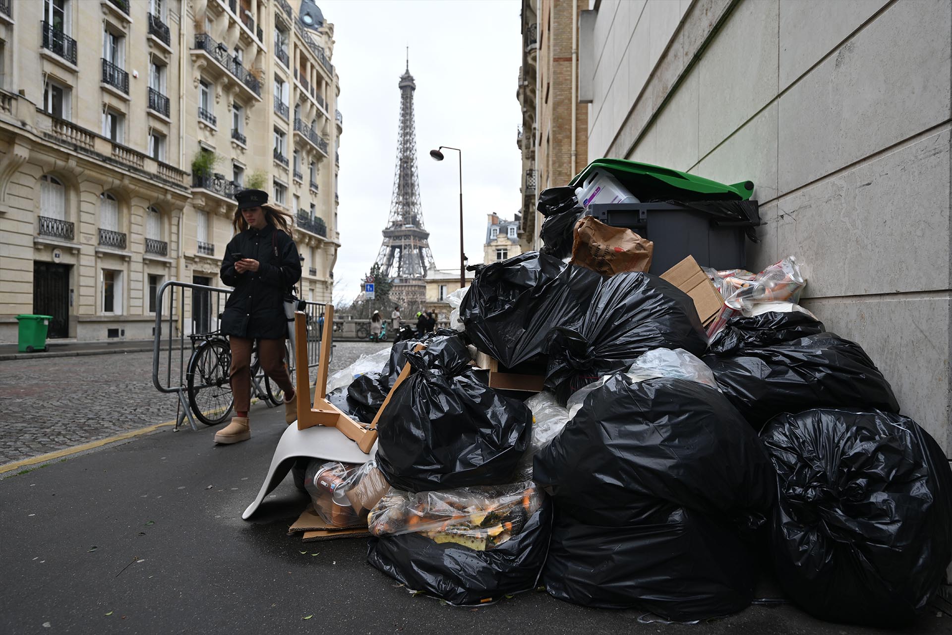 Около 6 тысяч тонн мусора скопилось на улицах Парижа из-за забастовки  уборщиков — Сноб