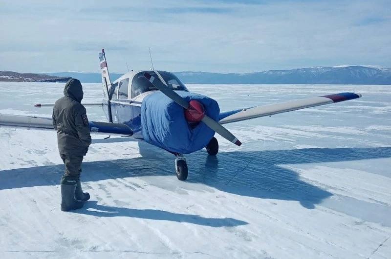 Самолет с туристами незаконно приземлился на Байкал: они хотели пообедать