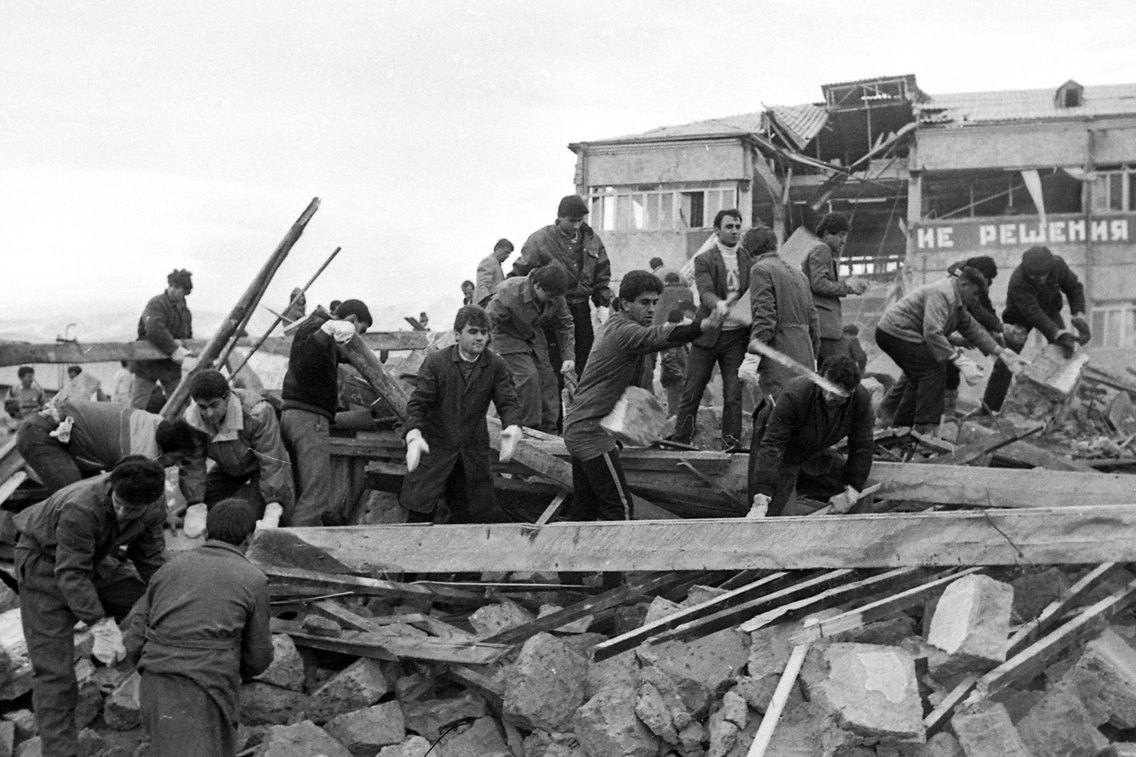 Землетрясение в армении. Спасатели в Армении 1988 год. Землетрясение в СССР В Армении 7 декабря 1988 года. Землетрясение в Армении в 1988 добровольцы.